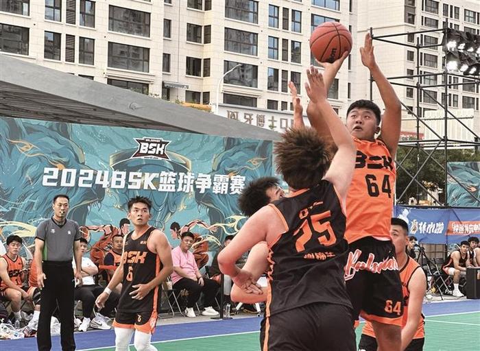 球场上的激烈比拼，国内篮球联赛势不可挡的简单介绍