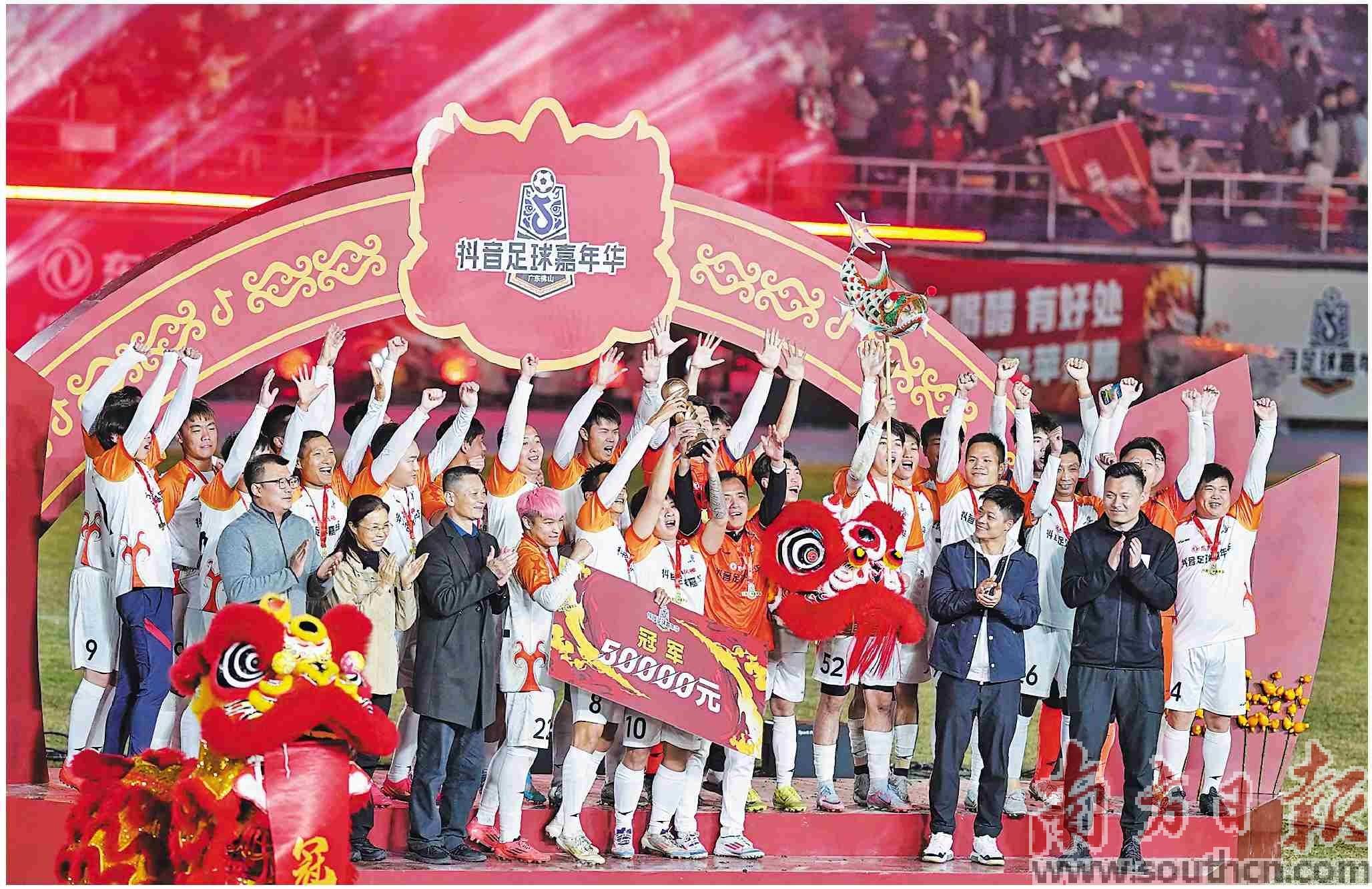 关于足球热潮席卷全球，球队精神动人的信息