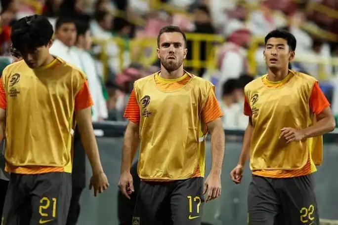 国内足球盛事成为热门话题，球迷狂热关注